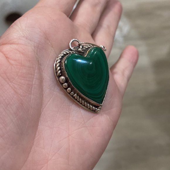 Signed Native American sterling malachite heart pendent - Picture 2 of 3